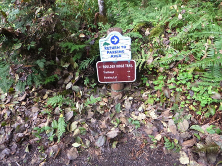 Directional sign to trailhead and parking lot – directional sign to Boulder Ridge Trail